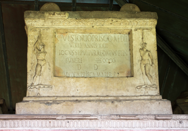 TOMBA DI VESTORIO PRISCO. Iscrizione funeraria. ©SSBAPES