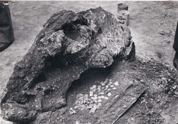 CASA DEL BRACCIALE D'ORO. Gruzzolo di monete ritrovato accanto al corpo della donna, al momento della scoperta. ©SSBAPES/AF; neg. 4752.