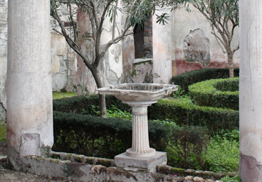 CASA DI CECILIO GIOCONDO. Su questo lato del peristilio furono rinvenute le tavolette, cadute nel crollo del piano superiore. ©SSBAPES
